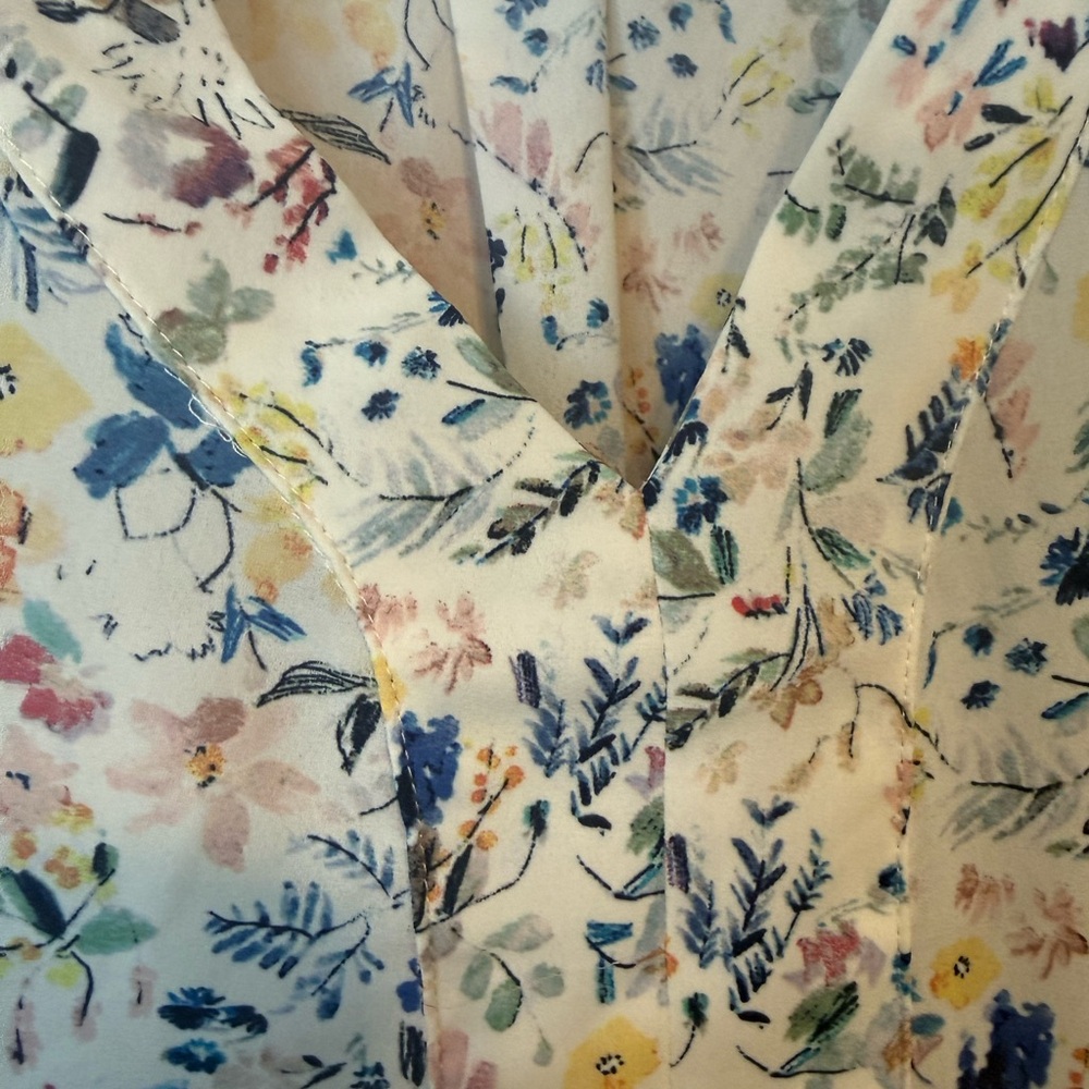 ⭐️Jones New York Floral V-Neck Blouse - White and Blue - Picture 4 of 7